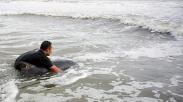 Penyelamatan Lumba-Lumba Terdampar di Pantai Sidem Tulungagung