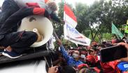 Anies Baswedan Duduk bersama Buruh di Jalan, Ungkap UMP Jakarta Tak Layak