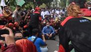 Anies Baswedan Duduk bersama Buruh di Jalan, Ungkap UMP Jakarta Tak Layak