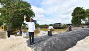 Presiden Jokowi Cek Pembuatan Geobag Penahan Banjir di Sintang