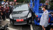 Penampakan Bandrek Gendong Mobil Parkir Sembarangan di Kota Bandung