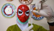 Nakes Pakai Topeng Superhero saat Suntik Vaksin Covid untuk Anak 6-11 Tahun