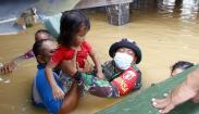 Korban Banjir Bertahan di Atap Rumah Dievakuasi Tim SAR 