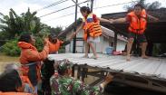 Korban Banjir Bertahan di Atap Rumah Dievakuasi Tim SAR 