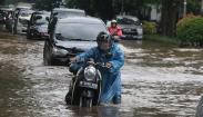 Foto-Foto Ruas Jalan Jakarta Banjir hingga Lutut Orang Dewasa