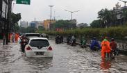 Foto-Foto Ruas Jalan Jakarta Banjir hingga Lutut Orang Dewasa