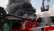 Gudang Penyimpanan Barang Elektronik Ludes Terbakar di Surabaya