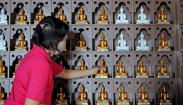 Pembersihan Patung Buddha Jelang Hari Raya Waisak