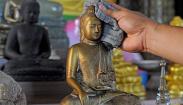 Pembersihan Patung Buddha Jelang Hari Raya Waisak