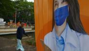 Momen Warga Palembang Beraktivitas Tanpa Masker di Luar Ruangan