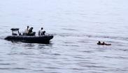 Momen Tim SAR Selamatkan Korban Kapal Tenggelam yang Mengapung di Selat Makassar