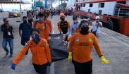 Basarnas Evakuasi 2 Jenazah Korban KM Ladang Pertiwi Tenggelam 