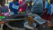 Bagi-Bagi Bubur Asyura Memperingati 10 Muharam 1444 H di Palembang