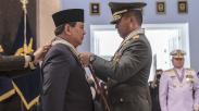 Menhan Prabowo Terima 4 Bintang Kehormatan TNI, Jenderal Andika Berikan Hormat