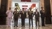 Menhan Prabowo Terima 4 Bintang Kehormatan TNI, Jenderal Andika Berikan Hormat