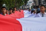 Ratusan Pelajar hingga Prajurit TNI Bentangkan Bendera Merah Putih Sepanjang 150 Meter di Medan
