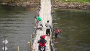 Warga Sukoharjo Gotong Royong Buat Jembatan dari Bambu dan Drum