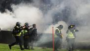 Foto-Foto Kerusuhan Sepak Bola Arema vs Persebaya, Polisi Tembakkan Gas Air Mata