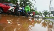 Banjir Surut, Kini Jalan TB Simatupang Jaksel Macet Total dan Dipenuhi Lumpur