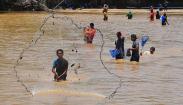 Tradisi Tubo, Warga Grobogan Bersama-sama Tangkap Ikan di Sungai
