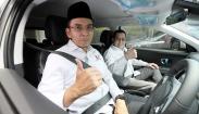 Momen HT Disopiri TGB Zainul Majdi Naik Mobil Listrik