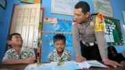 Guru Mogok Mengajar di Blitar, Polisi Bantu Proses Belajar Murid SD