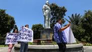 3 Wali Murid SMKN 1 Surabaya Mengadu ke Patung Gubernur Suryo