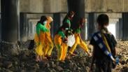 Aksi Ribuan Pelajar Bersih-Bersih Pantai Jembatan Suramadu