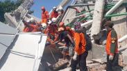 Tim SAR Evakuasi Korban Gempa Tertimbun Bangunan Hotel Roa-Roa Palu