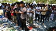 Suasana Haru saat Salat Jumat Pertama Pascagempa di Palu