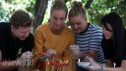 Mahasiswa Asing Belajar Membuat Kue Jajanan Tradisional