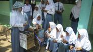Bayar Biaya Pendidikan, Siswi Ini Sekolah Sambil Berjualan Cilok