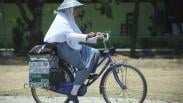 Bayar Biaya Pendidikan, Siswi Ini Sekolah Sambil Berjualan Cilok