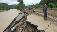 Mandailing Natal Dilanda Hujan Deras, Jalan Lintas Sumut-Sumbar Putus