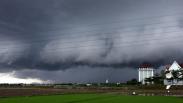 Awan Hitam Selimuti Kota Makassar, Waspada Dampak Cuaca Buruk