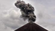 Gunung Anak Krakatau Meletus Muntahkan Abu Vulkanik Setinggi 300 Meter