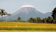 Ketika Puncak Gunung Semeru Tertutup Awan, Seperti Memakai Topi