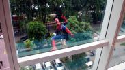 Aksi Seru Superhero Panjat Dinding The Alana Surabaya Hotel