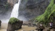 Menikmati Deburan Air Terjun Curug Cimarinjung