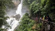 Menikmati Deburan Air Terjun Curug Cimarinjung