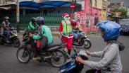 Aksi Sinterklas Atur Lalu Lintas Kota Solo