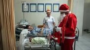 Sinterklas Bagikan Bingkisan Natal dan Hibur Pasien di Solo