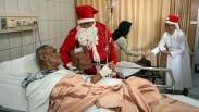Sinterklas Bagikan Bingkisan Natal dan Hibur Pasien di Solo