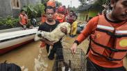 Tim SAR Gabungan Evakuasi Korban Banjir di Labuan  Tim SAR Gabungan Evakuasi Korban Banjir di Labuan
