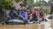 Tim SAR Gabungan Evakuasi Korban Banjir di Labuan  Tim SAR Gabungan Evakuasi Korban Banjir di Labuan