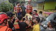 Tim SAR Gabungan Evakuasi Korban Banjir di Labuan  Tim SAR Gabungan Evakuasi Korban Banjir di Labuan