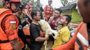Tim SAR Gabungan Evakuasi Korban Banjir di Labuan  Tim SAR Gabungan Evakuasi Korban Banjir di Labuan