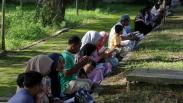 Warga Doa Bersama di Kuburan Massal Korban Tsunami Aceh