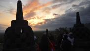 Antusisasme Wisatawan Melihat Matahari Terbit di Candi Borobudur Antusisasme Wisatawan Melihat Matahari Terbit di Candi Borobudur