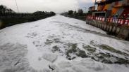 Tercemar, Muara Sungai Tambak Wedi Surabaya Dipenuhi Busa Tebal